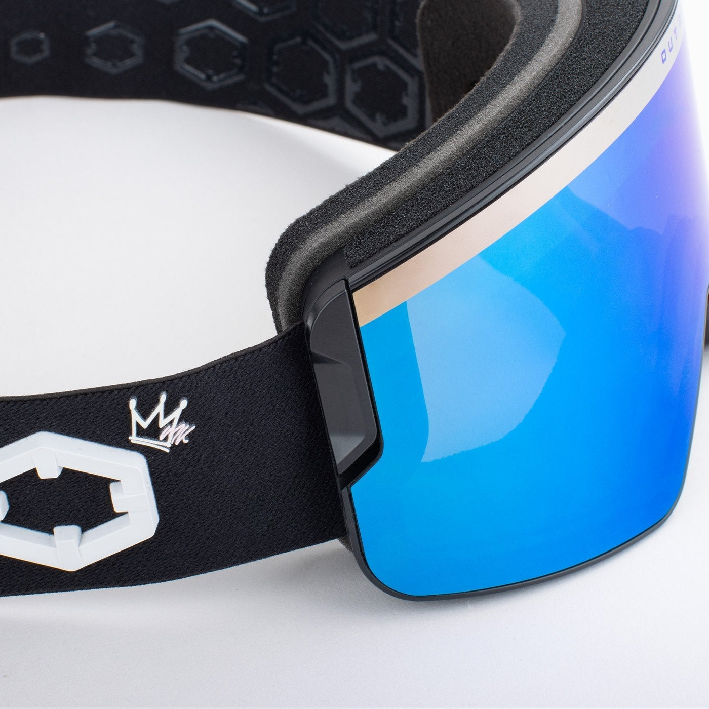 Out Of Zenith Test: Snowboardbrille mit Zeiss-Gläsern und schnellem Wechselglas