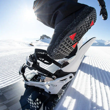 Nidecker Supermatic LT en acción durante una jornada de snowboard sobre nieve dura y pista preparada