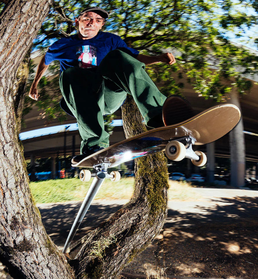 Polar skateboards pro in wallye  tra gli alberi con lo skateboards